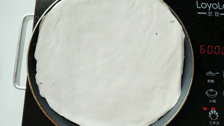 手抓饼,冰箱取出<a style='color:red;display:inline-block;' href='/shicai/ 4071'>手抓饼</a>,去掉上下薄膜,放在平底锅(一定要是不粘锅,否则后果你懂的)。