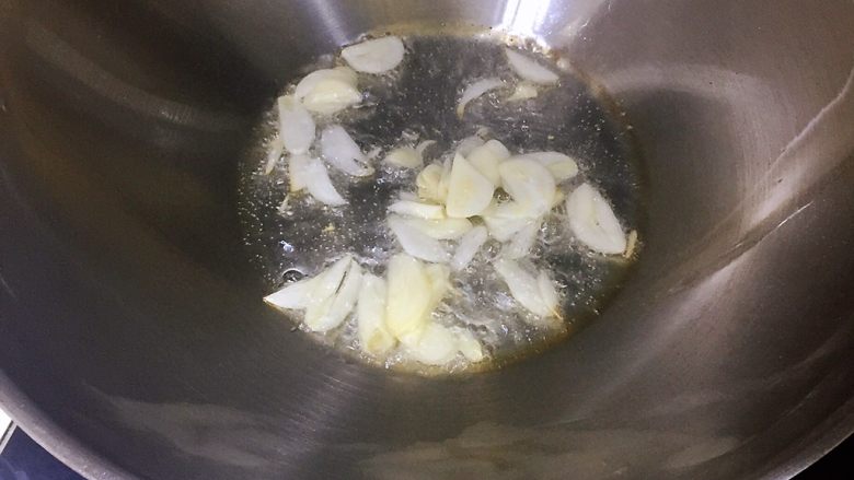全素拌面,蒜煸香,先炒蓬蒿菜