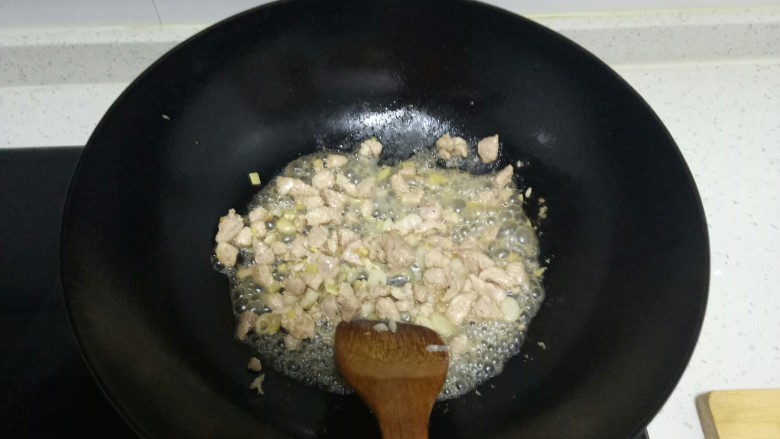 火焰山土豆泥,锅中放入食用油,炒香葱姜蒜,放入肉粒,肉粒炒至变白色,倒入适量<a style='color:red;display:inline-block;' href='/shicai/ 718'>料酒</a>,搅拌均匀。