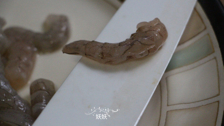 滑蛋虾仁,检查虾仁北部是否有泥线,有的话用刀子在虾背上划一刀,抽出黑色的泥线即可,没有的话没有不用处理。