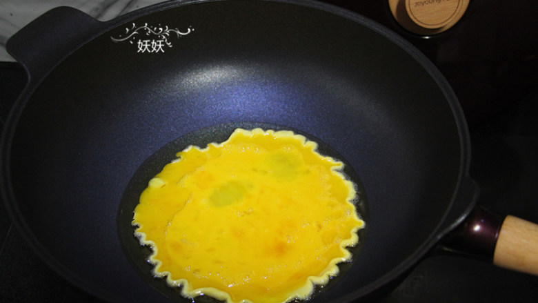 滑蛋虾仁,先倒入鸡蛋,火不要太大,一口好的不粘锅常用中火和小火就可以了。