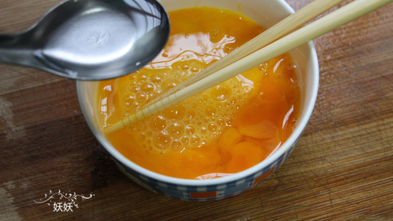 滑蛋虾仁,<a style='color:red;display:inline-block;' href='/shicai/ 9'>鸡蛋</a>三个,打入碗中搅散。
