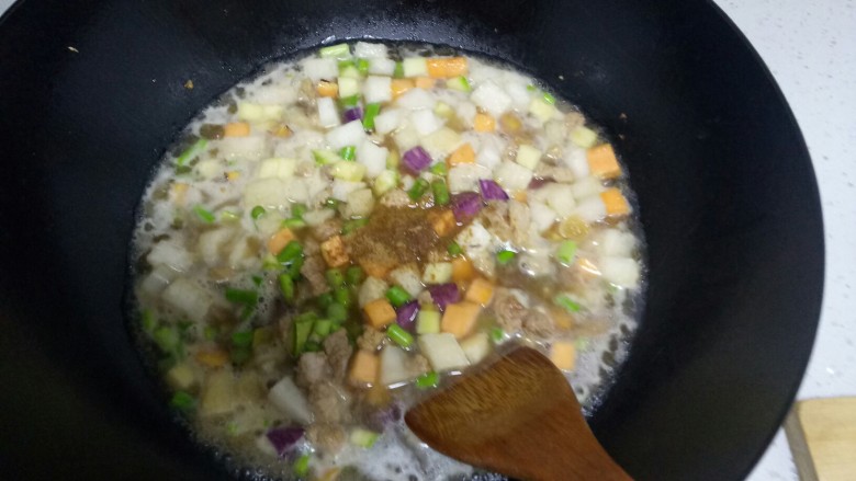 火焰山土豆泥,加入抹过食材的水,打入<a style='color:red;display:inline-block;' href='/shicai/ 829'>十三香</a>。
