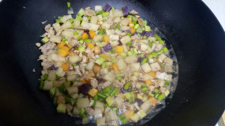 火焰山土豆泥,大火煮开,转小火煮焖6分钟。