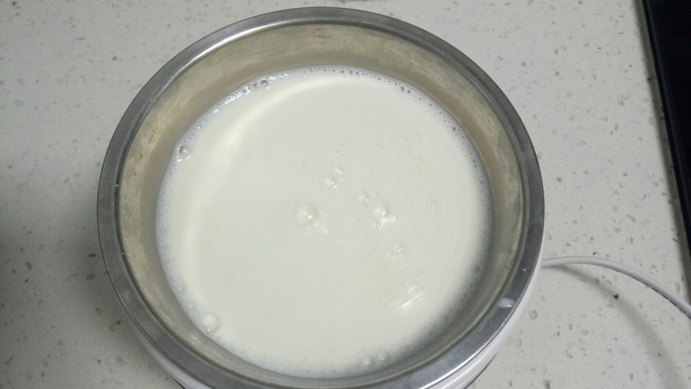 自制酸奶炒冰。,倒入所有牛奶,搅拌均匀。