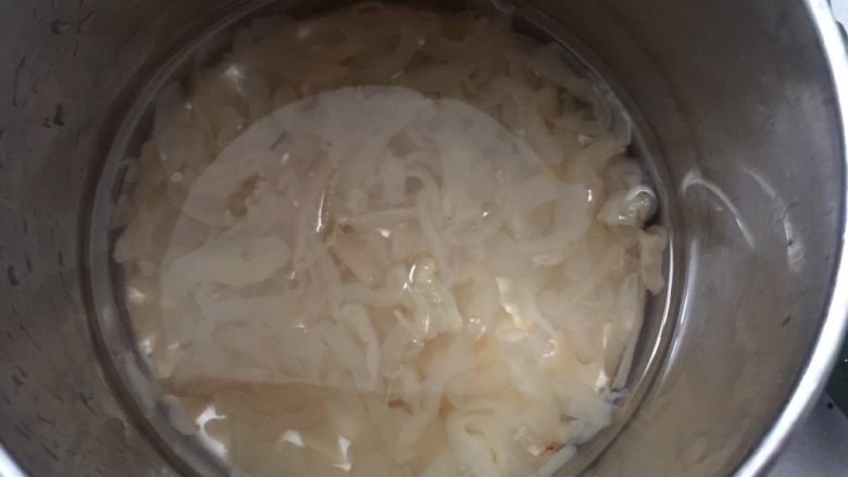 凉拌海蜇皮,海蜇放入煮开的水中焯至微卷曲时立即捞出,过一下凉开水