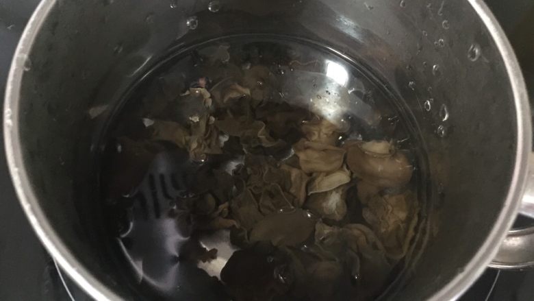 凉拌海蜇皮,锅里煮沸水后,放入泡发的黑木耳焯熟后捞出沥干水分备用