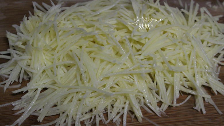 土豆丝饼,用擦丝器把土豆擦成丝,也可以切,不过做饼的话还是擦丝来的快,口感也比切的好。