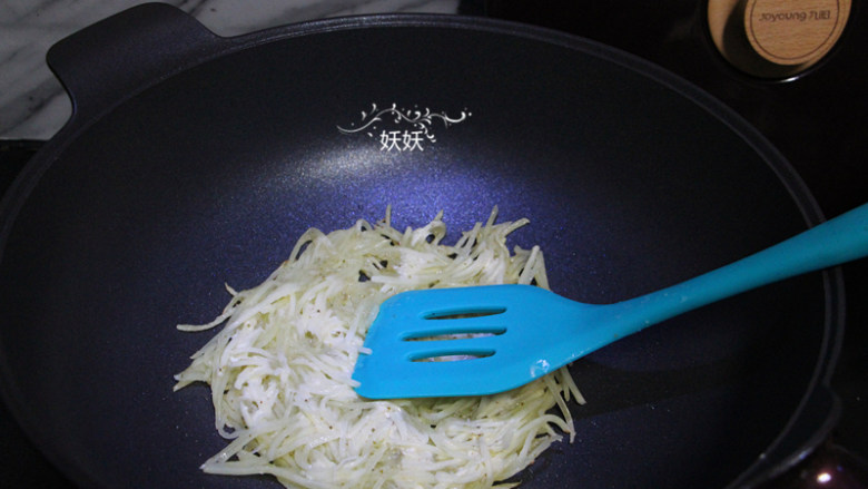 土豆丝饼,锅中加少许的油,烧至六成热,夹一筷子土豆丝摆入锅中,整形成均匀的圆形,尽量厚薄一致。