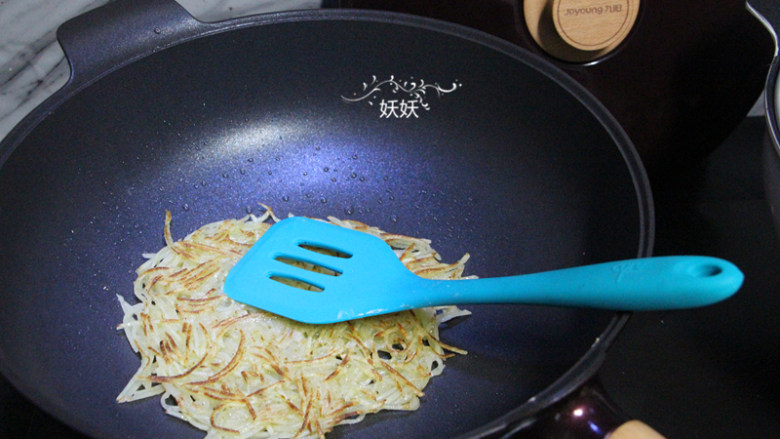 土豆丝饼,一面煎黄后转过来,把另一面也煎黄,整个过程非常快,土豆擦成细丝后很容易熟。