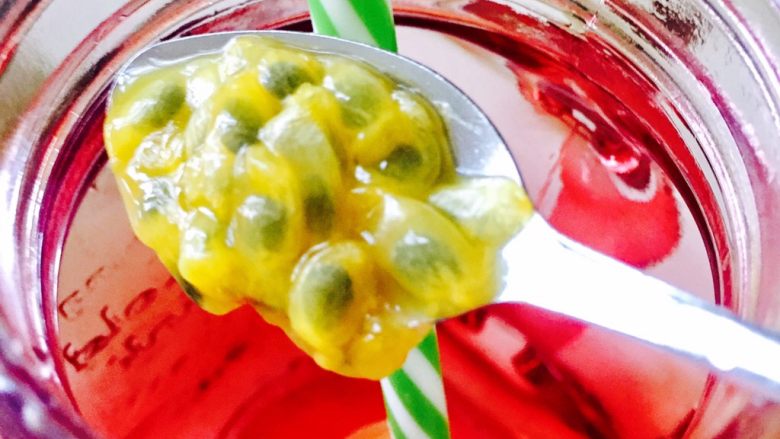 百香果柠檬薄荷气泡水,瓶子洗干净后放进柠檬片,再加入百香果