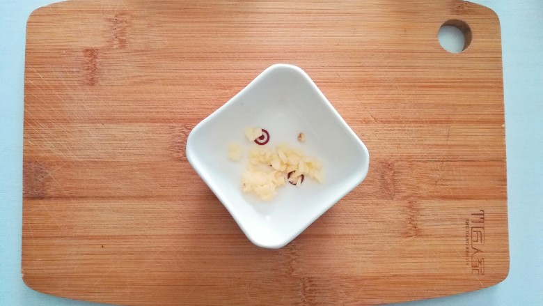 蒜香笋干炒肉,蒜瓣拍碎去壳,切成蒜蓉备用