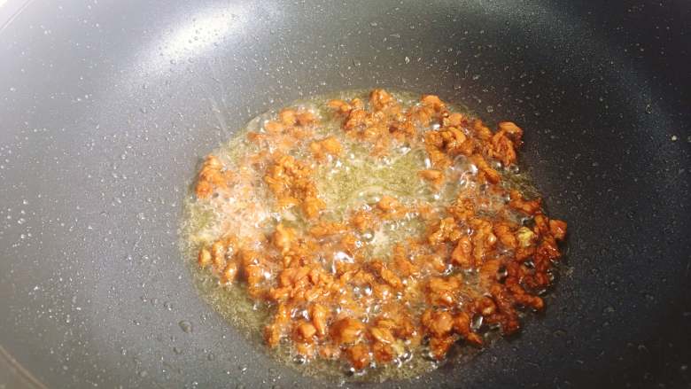 牛肉炒饭,接着锅里再倒入少许油,烧至五成热后开小火将牛肉煸香,盛入碗里备用。