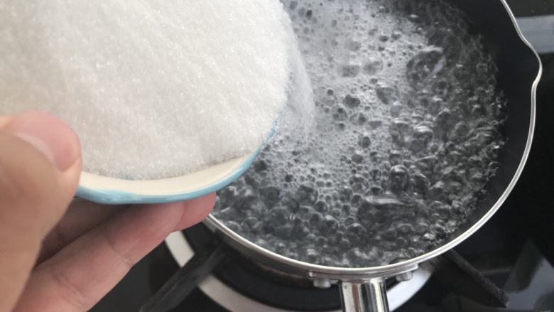 水果冻,煤气开中火将水和寒天粉混合液体煮沸腾,加入细砂糖,再用筷子搅拌均匀。