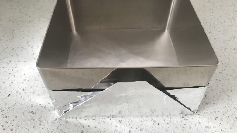 水果冻,最后把慕斯圈整个包起来,大家也可以不用我这种折法,不管你用什么方法,总之最后把慕斯圈包上即可。