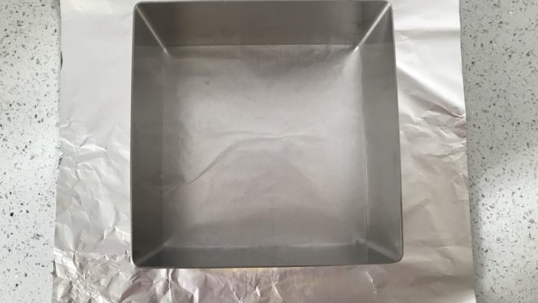 水果冻,先准备一张锡纸,把慕斯圈放中间,我的是八寸的。