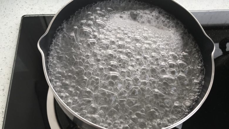 水果冻,再继续煮到沸腾,马上关火。
