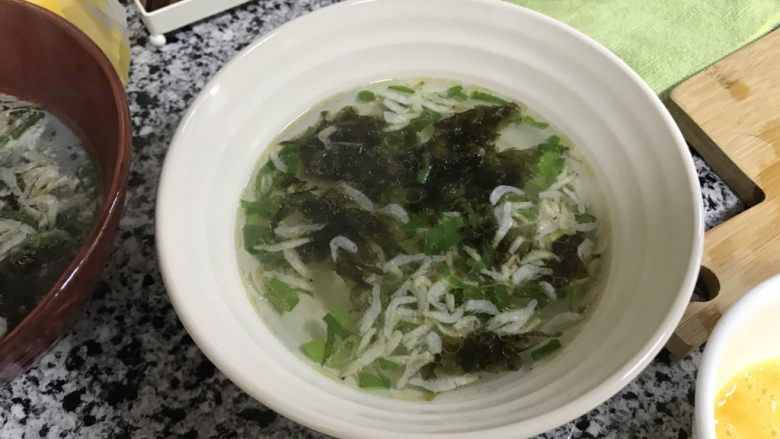 茴香猪肉小馄饨,开水舀入碗里 ，一碗简单的汤底