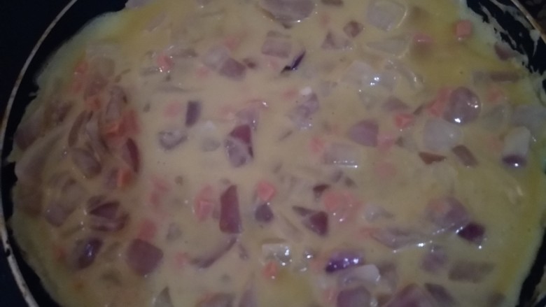 洋葱鸡蛋饼,倒入混合后的浆糊,表面单位稍微凝固后翻面小火煎一分钟左右即可。