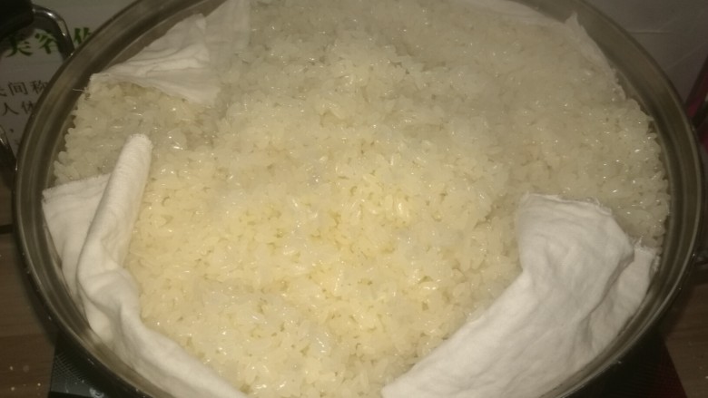 自制糯米甜酒,把沥干水的糯米放入蒸锅里蒸,蒸隔上放一块纱布,防止糯米掉到锅里,蒸20分钟左右即可,蒸的过程中可以用筷子翻下糯米,使其受热均匀。