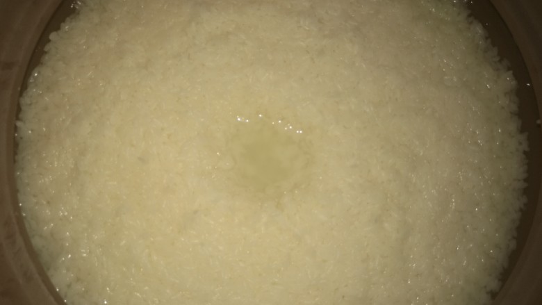 自制糯米甜酒,发酵过程中可用盖一块布盖在容器上面,保持温度,天气热2天时间就可以了,根据自己的口味,想酒味浓点就多发酵几天,想淡一些的两天就可以了。