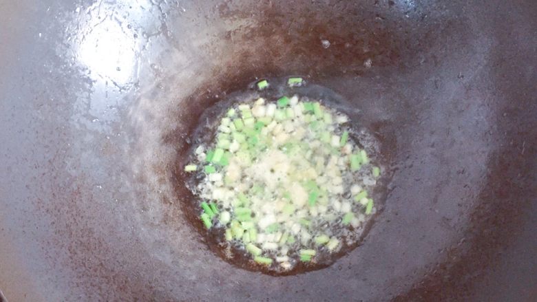 青豆腊味炒饭,锅中倒入适量油烧热,放入葱白爆香