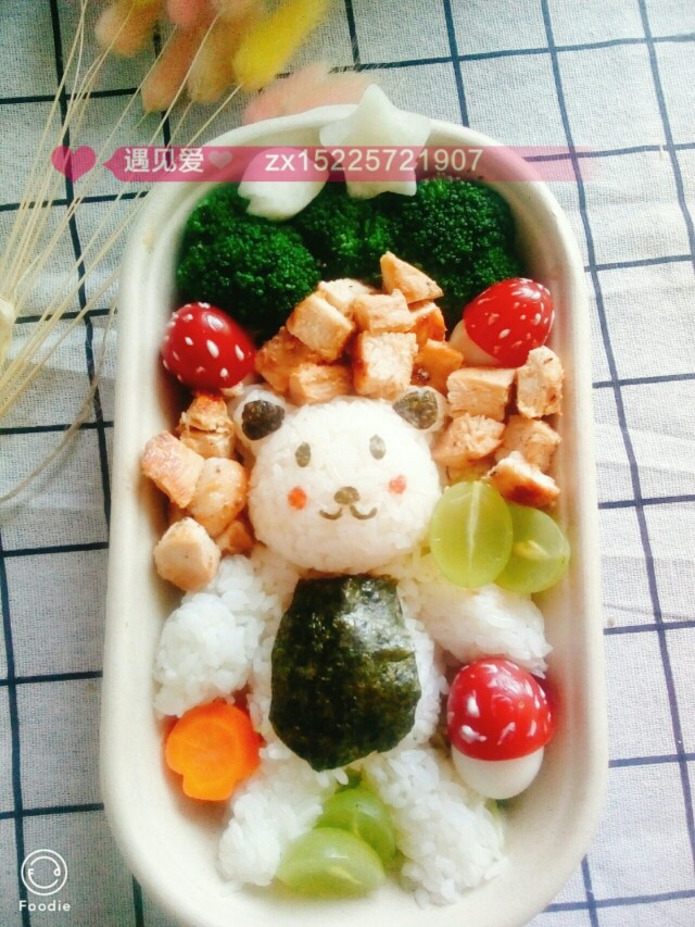 宝宝健康轻食餐,<a style='color:red;display:inline-block;' href='/shicai/ 119'>西兰花</a>过水😘（淖一下就好，煮太久就不脆了）
<a style='color:red;display:inline-block;' href='/shicai/ 12'>鹌鹑蛋</a>煮熟做蘑菇😘<a style='color:red;display:inline-block;' href='/shicai/ 3438'>圣女果</a>洗干净切掉上面的部分，留下面一半，把里面挖干净，做成蘑菇顶😘在做好的‘蘑菇顶’上用牙蘸上我们家手工调制的低脂低卡的沙拉酱😘
<a style='color:red;display:inline-block;' href='/shicai/ 10063'>水果</a>切开或者挖成<a style='color:red;display:inline-block;' href='/shicai/ 10063'>水果</a>球😏
<a style='color:red;display:inline-block;' href='/shicai/ 507'>米饭</a>用保鲜膜做成任何你想做的动物或者人物和小汽车的模样😜用<a style='color:red;display:inline-block;' href='/shicai/ 279'>海苔</a>装饰边边角角，使做出来的造型更生动😄😄
然后按照你自己的想像开始摆盘吧😍记得别忘记摆盘技巧(⊙o⊙)哦！😘
