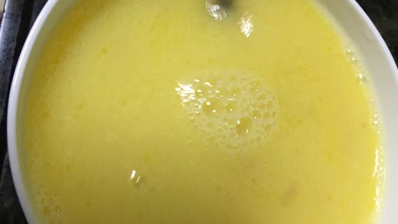 高汤蒸嫩蛋,加入鸡汤至八分满,若1个蛋的话6分满就行了,再次用筷子把混合蛋液打匀。