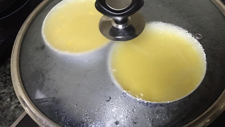 高汤蒸嫩蛋,水烧开把鸡蛋放入蒸锅中,大火蒸12分钟左右,1个蛋的话10分钟左右。好后别立即掀开锅盖,让其闷一会儿。
看鸡蛋熟了没,可轻晃动锅身,碗中间没有明显的液体流动就是好了。反之就是还没蒸熟。
