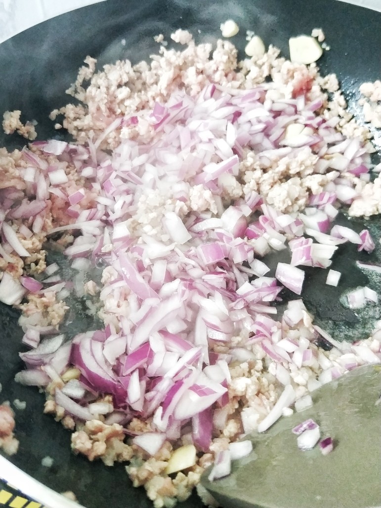 菌菇肉酱意面,放入洋葱炒至微软放入番茄,煸炒一会放入盐黑椒粉继续煮