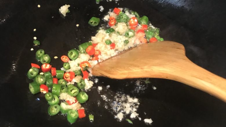 椒盐大虾,炸完虾,锅内留油,再加一点,热锅冷油,中高火把辣椒蒜泥葱,放进去炒香