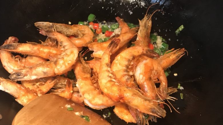 椒盐大虾,放入虾,翻炒