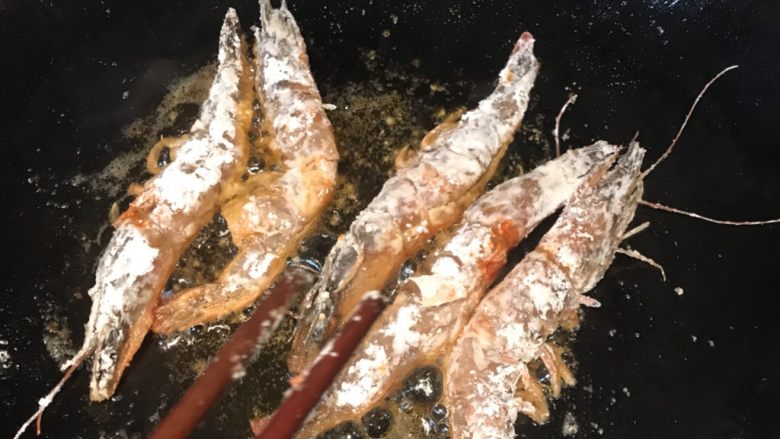 椒盐大虾,热锅冷油,分批慢慢炸虾,每条炸2分钟可以捞出