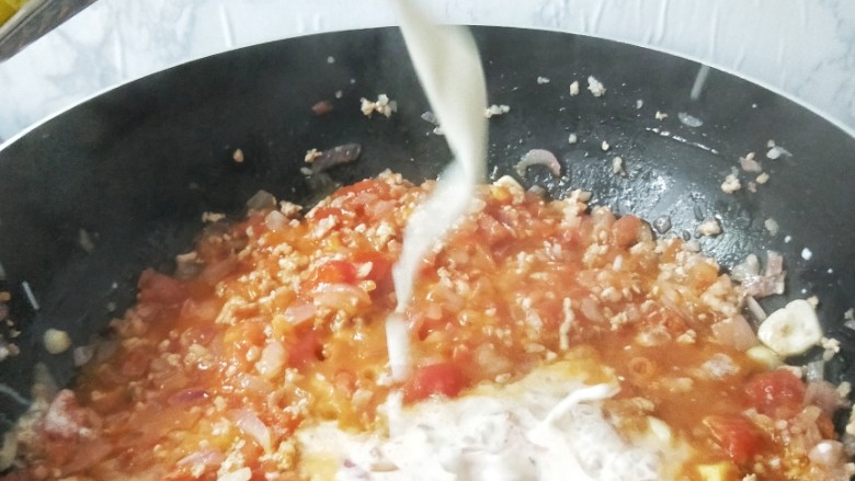 菌菇肉酱意面,待番茄煮软后加入一瓶<a style='color:red;display:inline-block;' href='/shicai/ 219'>牛奶</a>煮至浓汁放入菌菇煮熟即可(如果时间不够觉得汁不够浓稠勾个小芡)