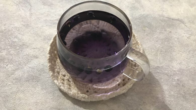 梦幻薄荷黑枸杞雪碧特饮,放一会儿,等它晾凉