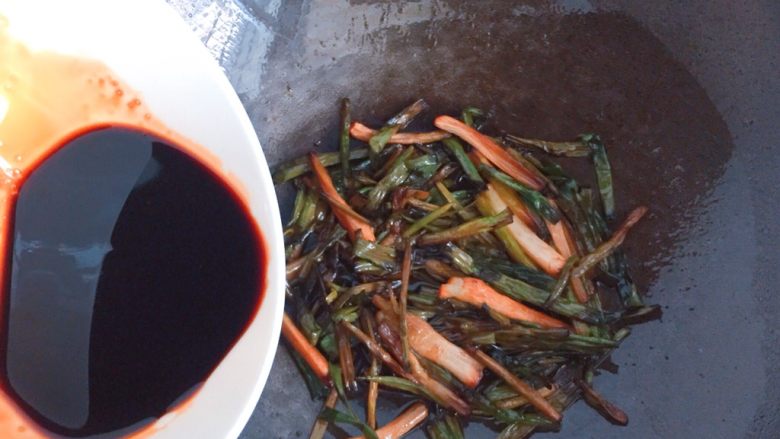 葱油面,等油温稍微冷却后倒入调好的料汁(立马倒入,以免热油四溅会伤到人),再开小火煮一分钟左右。