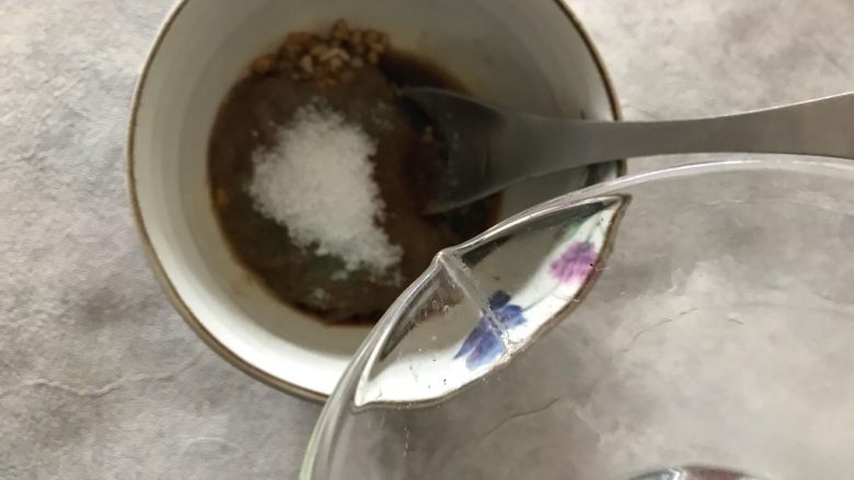 蒜蓉麻酱拌茄子,加适量饮用水