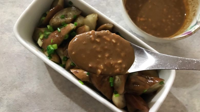 蒜蓉麻酱拌茄子,淋上麻酱,即可