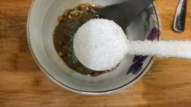 蒜蓉麻酱拌茄子,加一小勺细砂糖