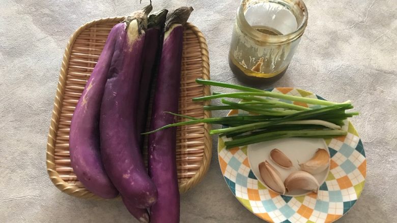 蒜蓉麻酱拌茄子,首先我们准备好所有食材