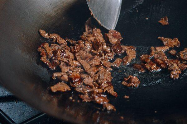 牛肉鸡蛋盖饭,热锅在锅底涂一层油,马上加入牛肉,翻炒30秒。