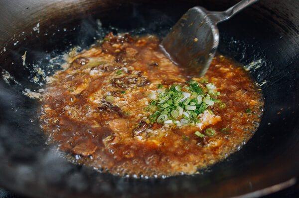 牛肉鸡蛋盖饭,大约10秒后,加入剩下的葱,