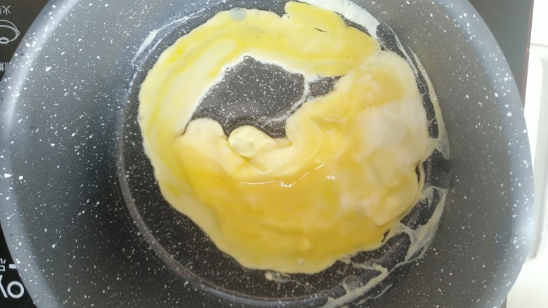 青豆虾仁炒蛋,锅里倒油,油温7至8成热时,放入打散的鸡蛋。