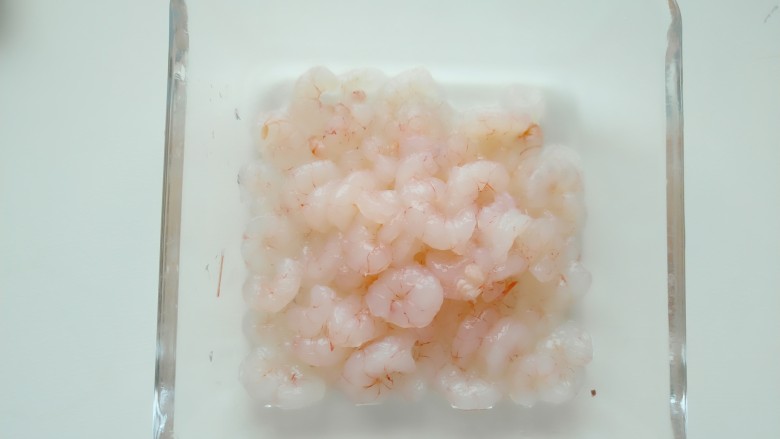 青豆虾仁炒蛋,虾仁提前凉水解冻或室温解冻,解冻后,洗净去虾线,用清水清洗几遍备用。