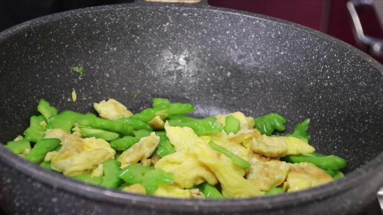 苦瓜炒鸡蛋,放入炒好的鸡蛋,搅拌均匀即可出锅