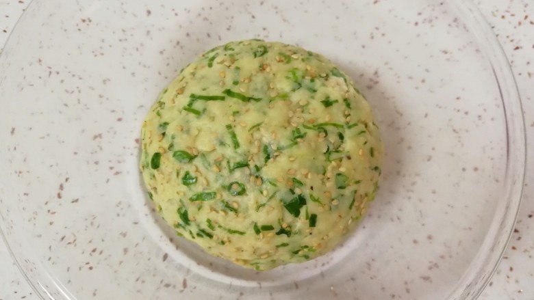 葱香爱心饼干,揉成面团,盖上保鲜膜饧发20分钟。