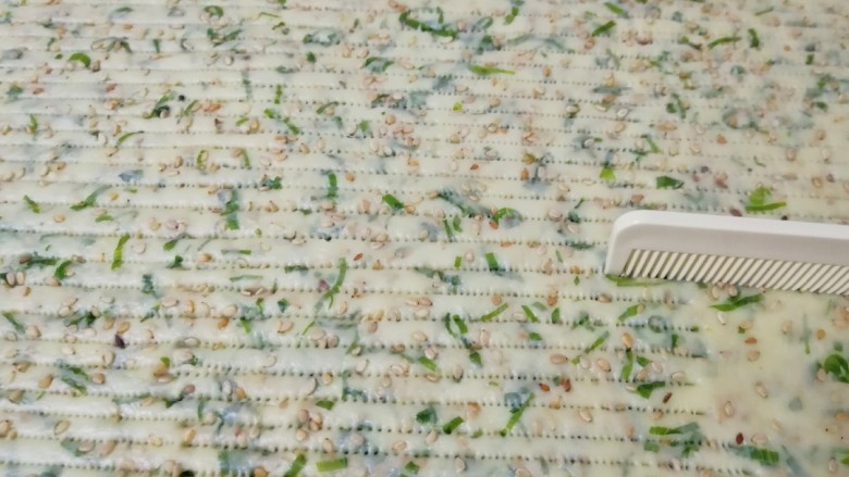 葱香爱心饼干,用干净的梳子压出花纹,烤箱上下管160度预热。