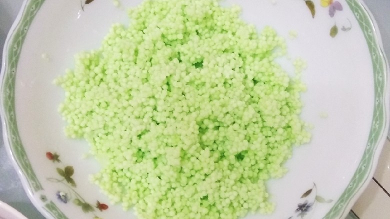 水晶粽,小西米用清水冲一下,淋湿即可,加入一大勺油拌匀备用