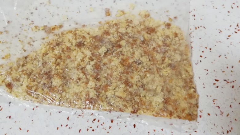 华夫小酥球,核桃仁装在保鲜袋里,用擀面杖碾碎,越碎越好。