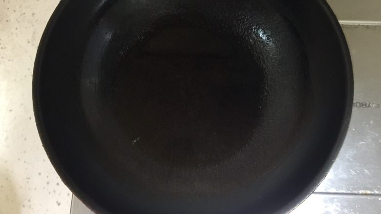 剁椒鸡翅,锅中放入约20ml<a style='color:red;display:inline-block;' href='/shicai/ 848'>菜籽油</a>,将油烧至六成热。